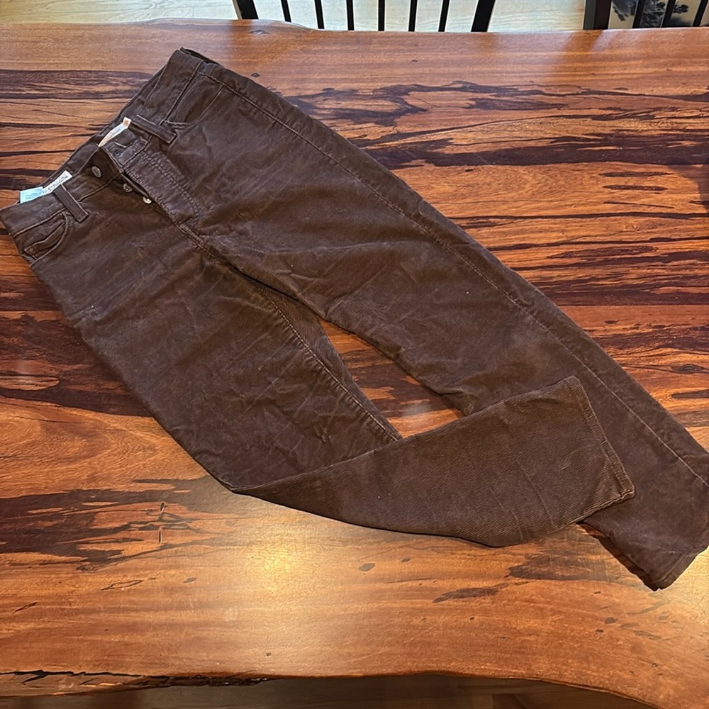 Levi’s brown wedgie straight cords. Size 26